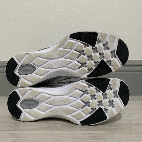 Nike shoes - Picture 2 of 7